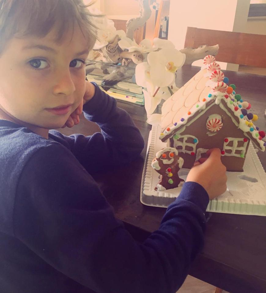 Bei Karolina Kurkova wird fleißig ein Pfefferkuchenhaus verziert.
