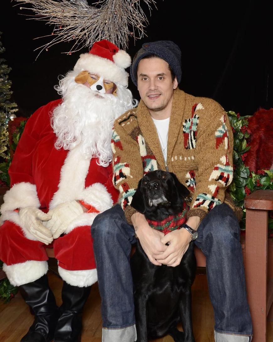 John Mayer mit einem etwas ungewöhnlichen Santa Claus.
