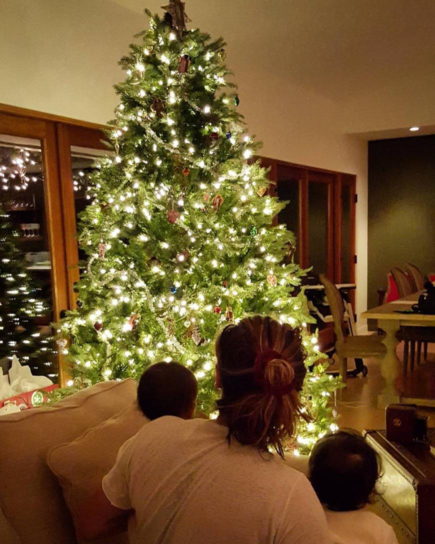 Awww! Zoe Saldana betrachtet mit ihren beiden Zwillingen den prächtig beleuchteten Weihnachtsbaum. Dazu schreibt sie: