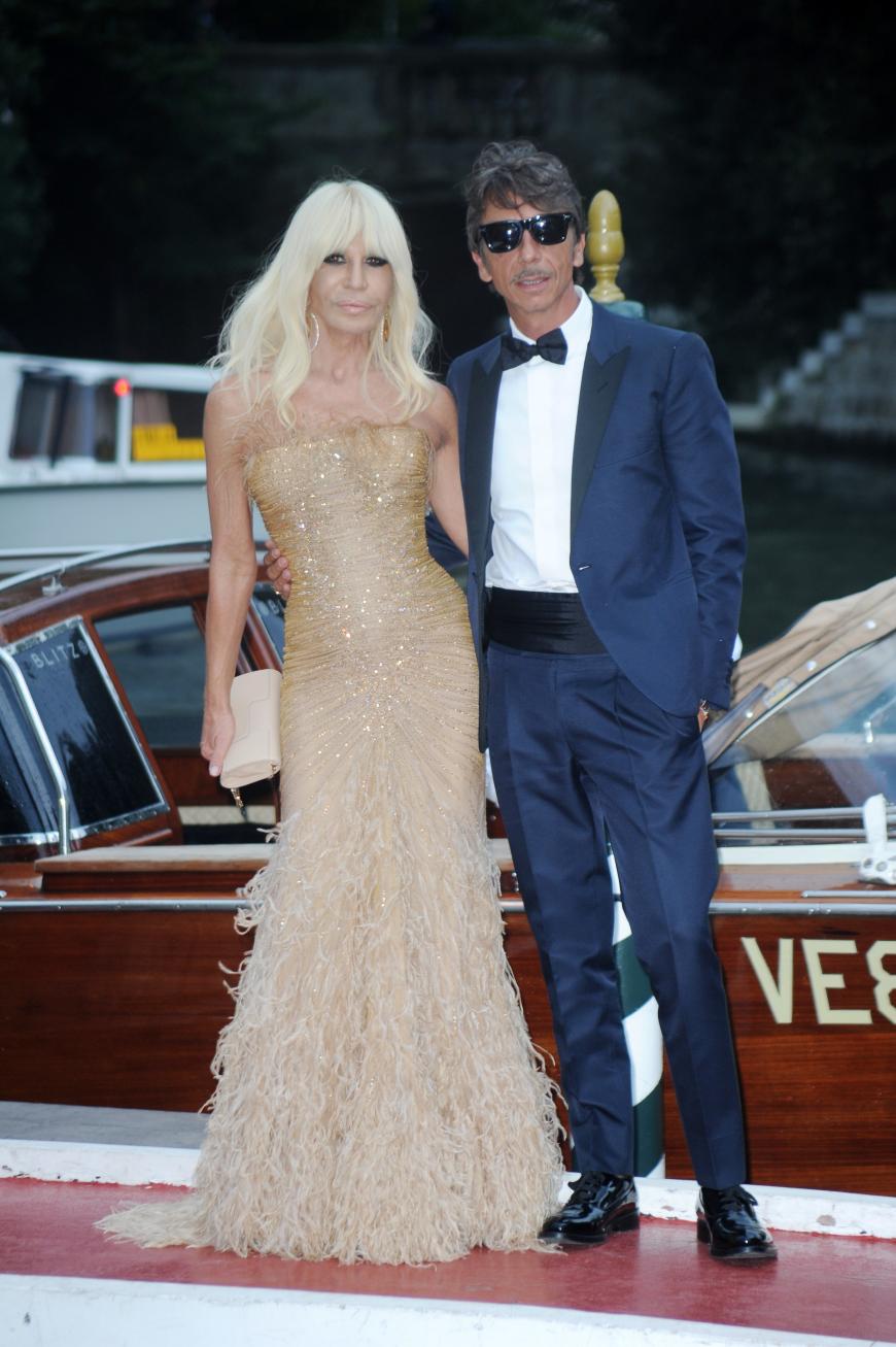Donatella Versace zeigte sich mit Pierpaolo Piccioli im goldschimmernden Fransenkleid, das ihrer umwerfenden Figur schmeichelte.