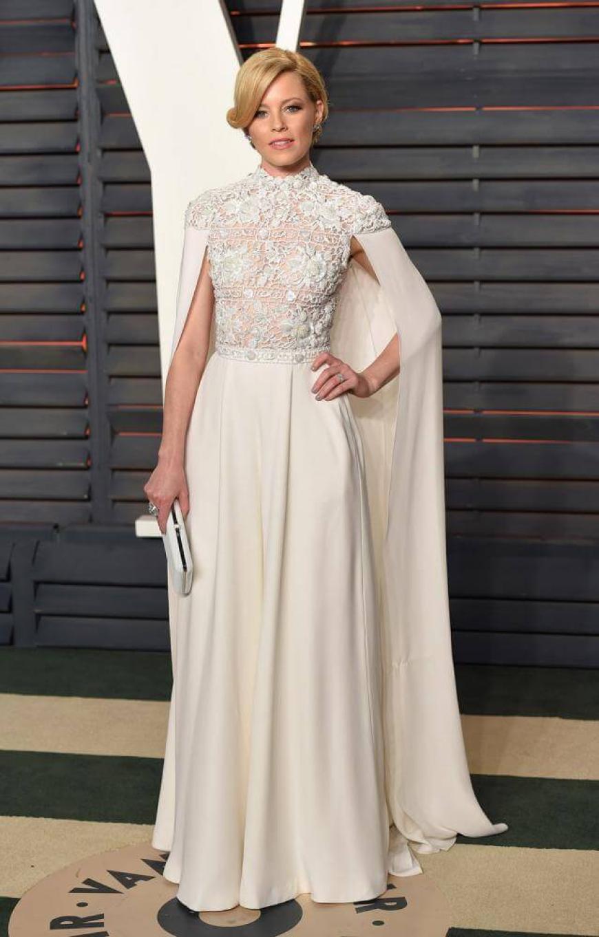 Academy Award 2016: Wir lieben, lieben, lieben das Cape-Kleid von Ralph & Russo, das „Tribute von Panem“-Star Elisabeth Banks zur Party trug. Unser absoluter Favorit des Jahres!