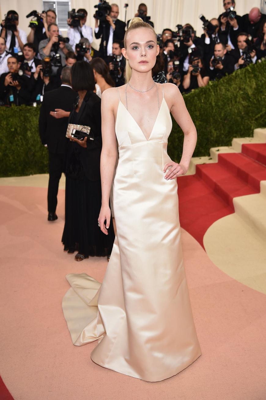 Elle Fanning in einem schlichten Kleid von Thakoon