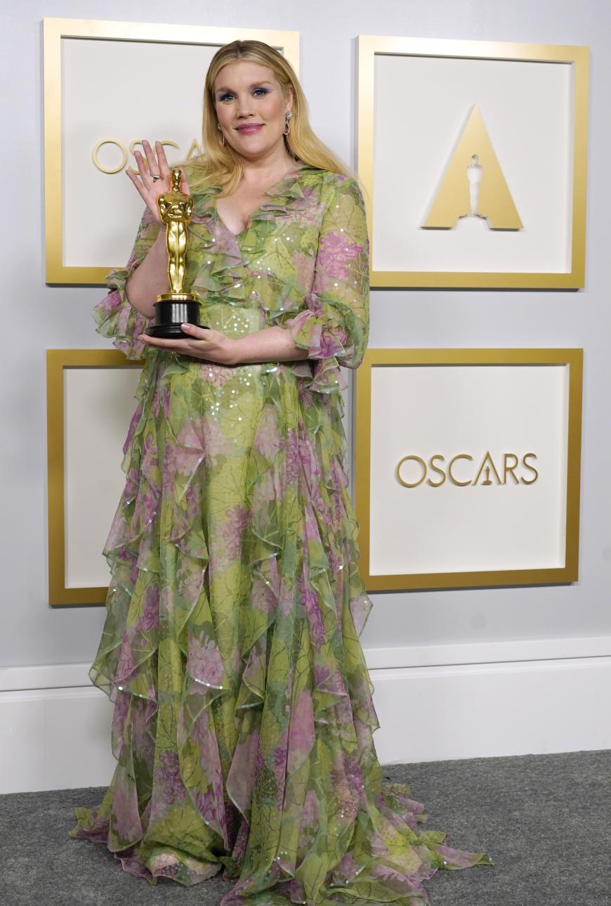 Sie brachte den Frühling auf den Red Carpet: Emerald Fennell entschied sich für ein geblümtes, maßgeschneidertes Kleid von Gucci.