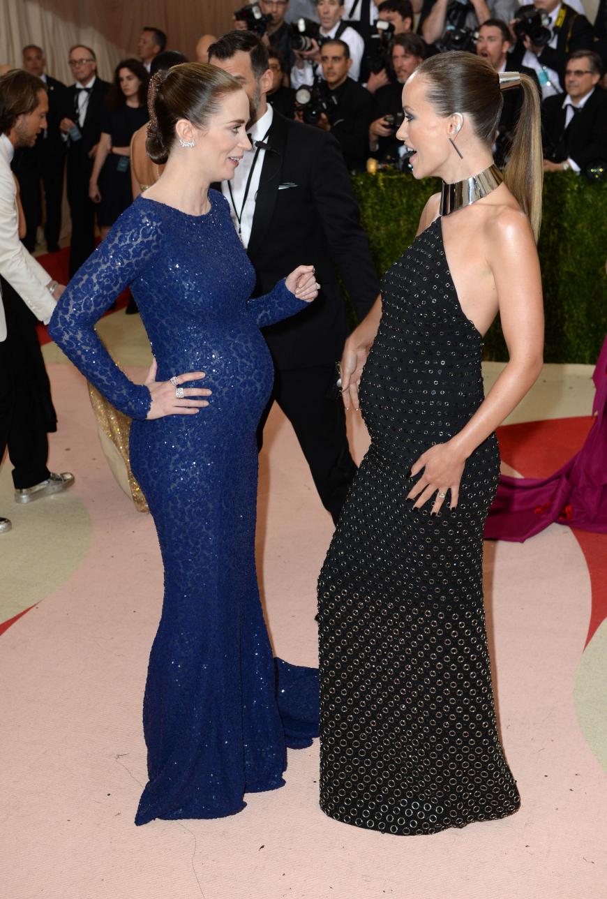 WAAAS, DU AUCH SCHWANGER? Emily Blunt (l.) und Olivia Wilde trafen bei der Met Gala 2016 aufeinander und zeigten sich begeistert von ihren Babybäuchen.
