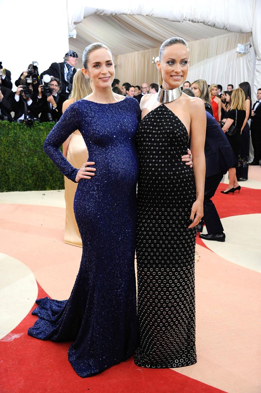 Emily Blunt und Olivia Wilde zeigten beide, wie sexy ein Abendkleid mit Babykugel sein kann.