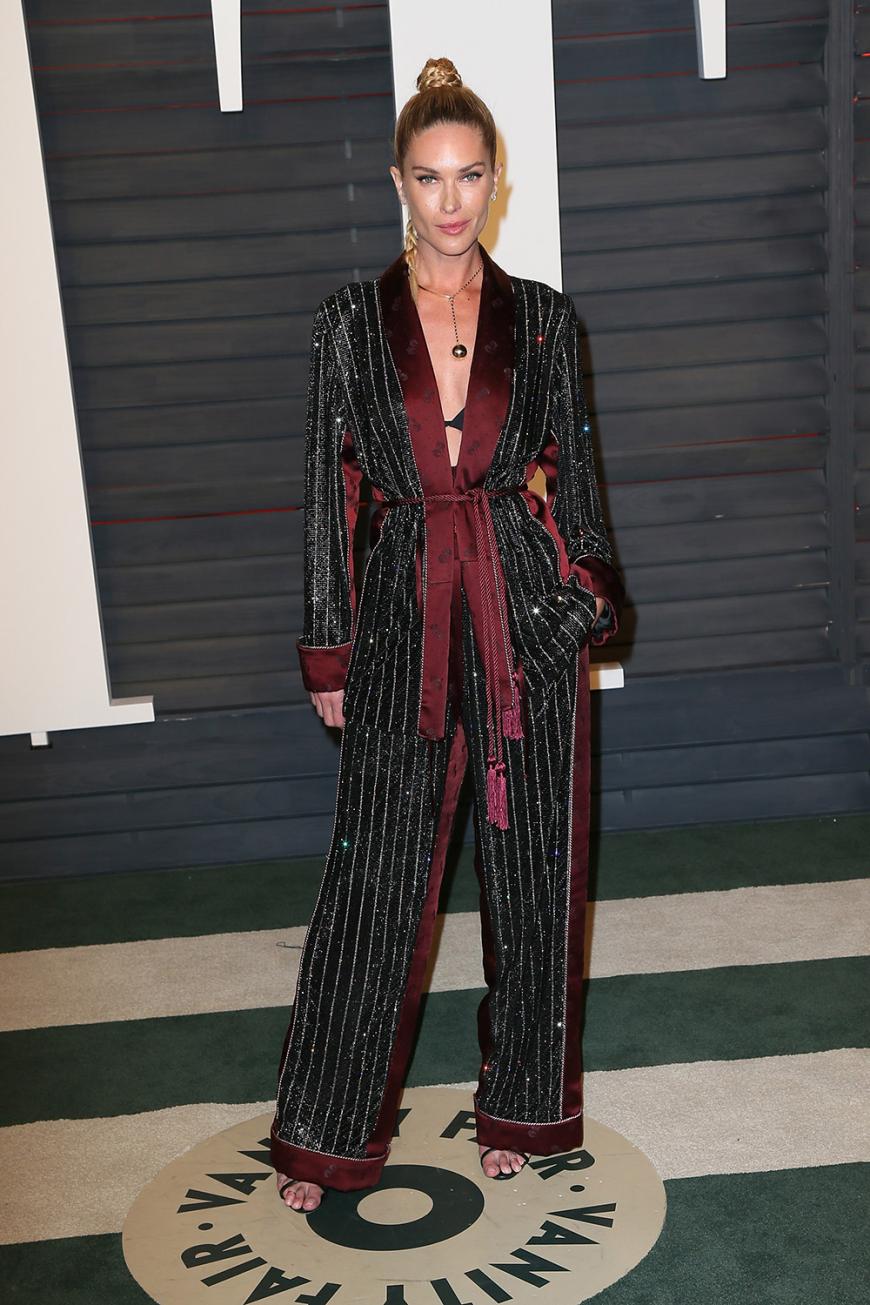 Ein weiteres Outfit der Marke #iwokeuplikethis trug Erin Wasson. Wenigstens den BH hätte sie weglassen können.