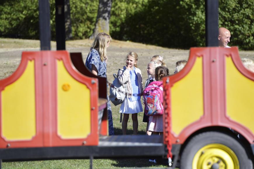 Estelles Klassenkameraden werden übrigens vor allem Kinder von Mitgliedern der schwedischen Oberklasse sein, so der schwedische