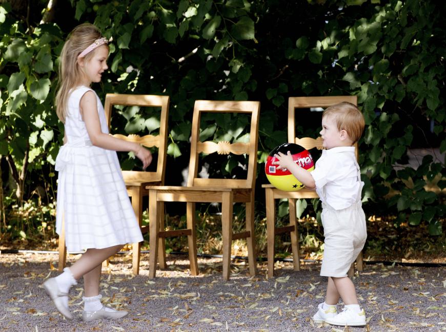 Awww! Mit einem Deutschland-Ball lenken sich Estelle und ihr kleiner Bruder Oscar ab.
