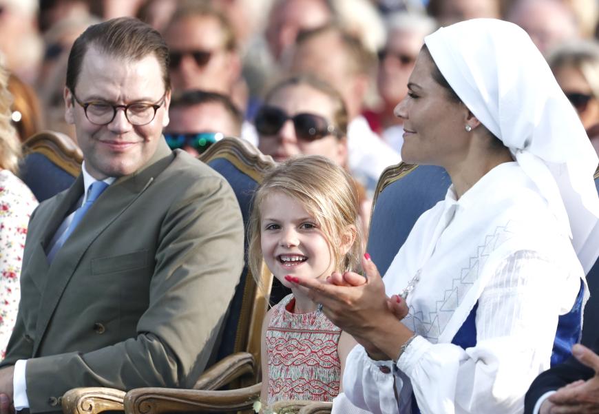 Dennoch riss sich die kleine Prinzessin zusammen und blieb brav neben ihren Eltern sitzen.