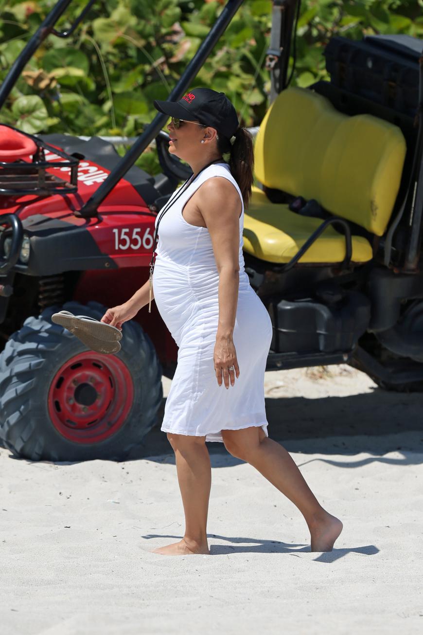 Bei Eva Longoria wird der Babybauch immer runder, den sie am Strand von Miami spazieren führt.