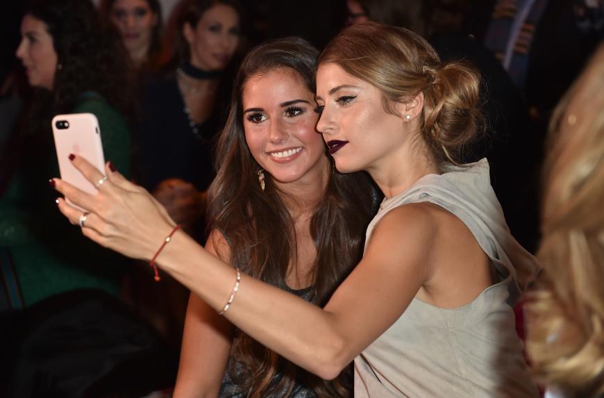 Riesen-Wirbel bei der Show von Riani: Sarah Lombardi war zu Gast. Cathy Hummels (r.) nutzte die Gunst der Stunde und machte ein Selfie mit ihr.