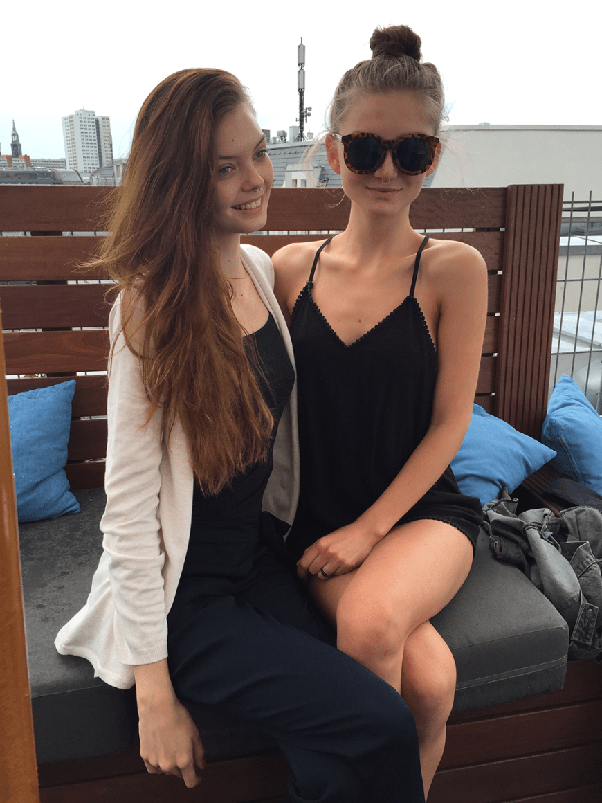 GNTM-Kandidatin Julia Wulf futterte und feierte fleißig mit ihrer Freundin.