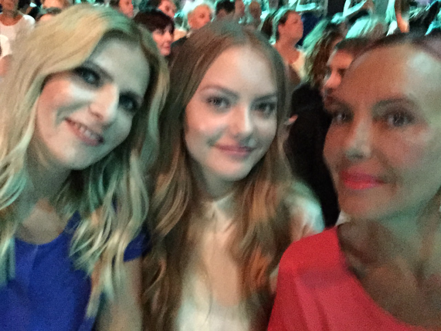 Selfie-Time: Cheyenne verrät, dass sie nach ihrem Laufsteg-Debüt bei Riani erleichtert ist. Sie hat richtig Spaß am Modeln gefunden und kann sich bereits über Anfragen für die Fashion Week im Winter freuen.