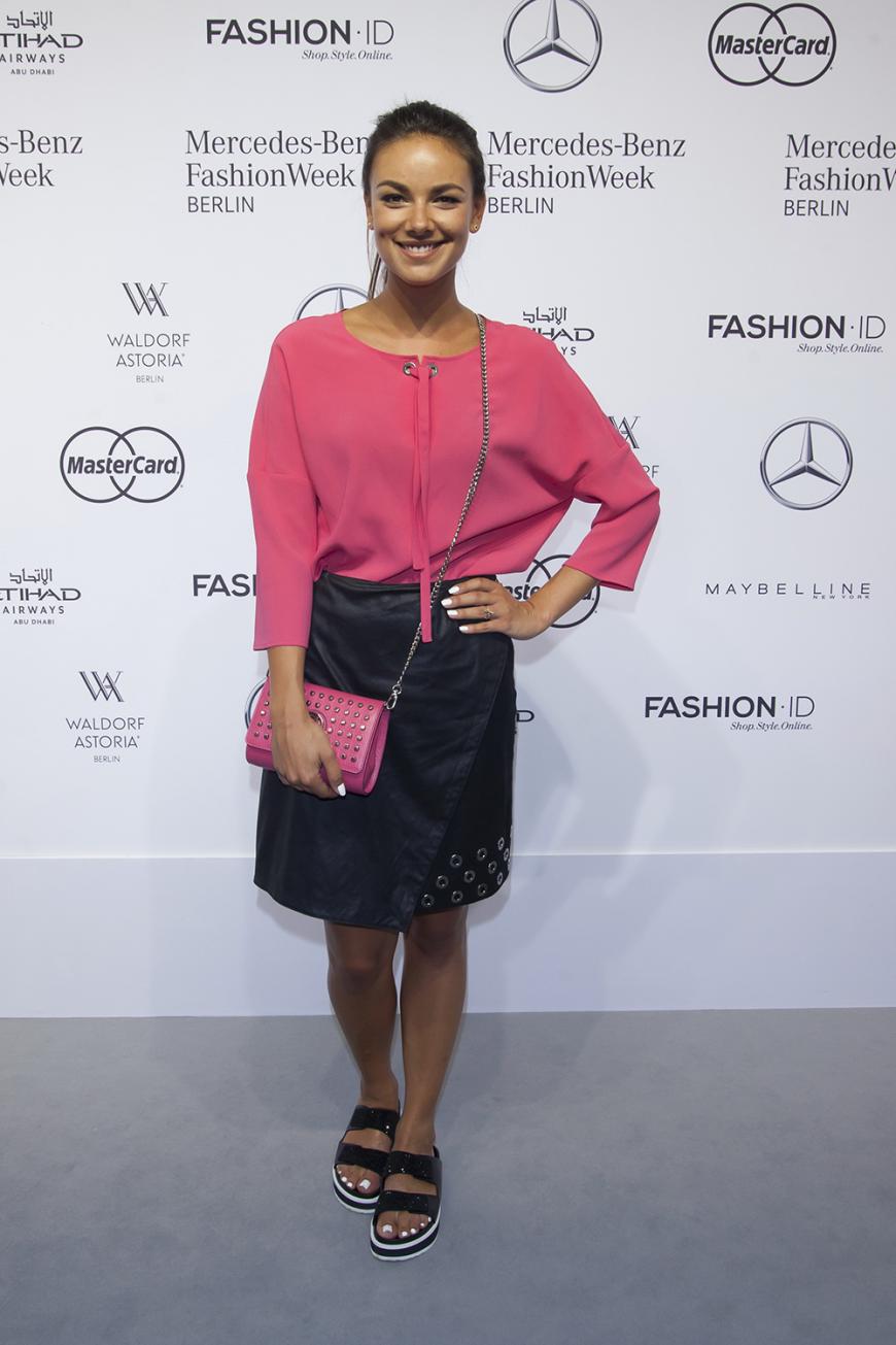Janina Uhse hat sich diesmal für flaches Schuhwerk zum Lederrock entschieden.