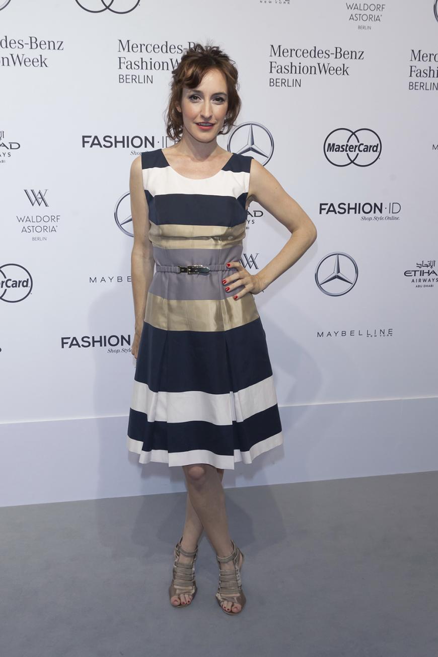 Schauspielerin Maike von Bremen setzte auf dem Red Carpet vor der Guido Maria Kretschmer-Show auf ein knielanges Kleid im Streifen-Look.