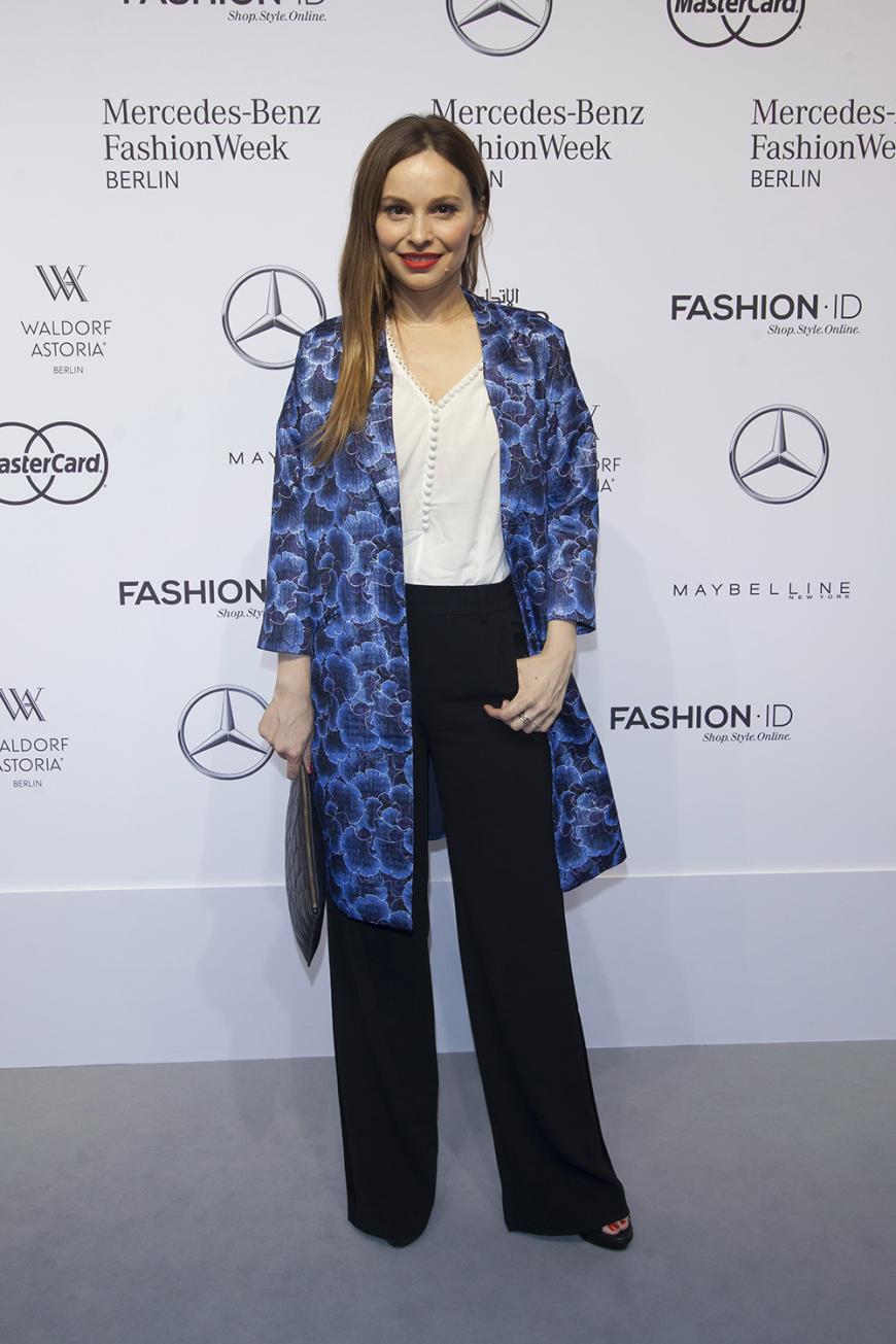 Mina Tander lässig-chic in einer Marlene-Hose und langem Blumenmantel