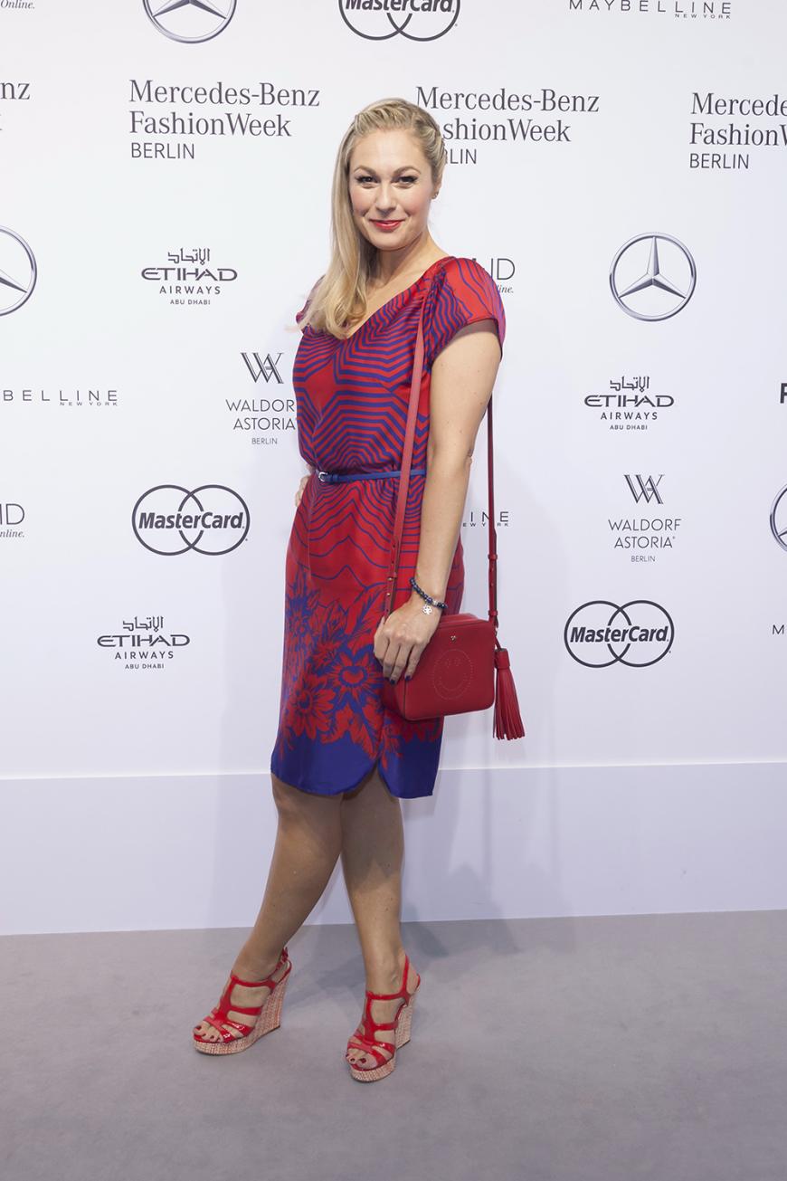 Fashion RedRuth In Der Lady Moschner StrahltePromis Bei wym8OPvn0N