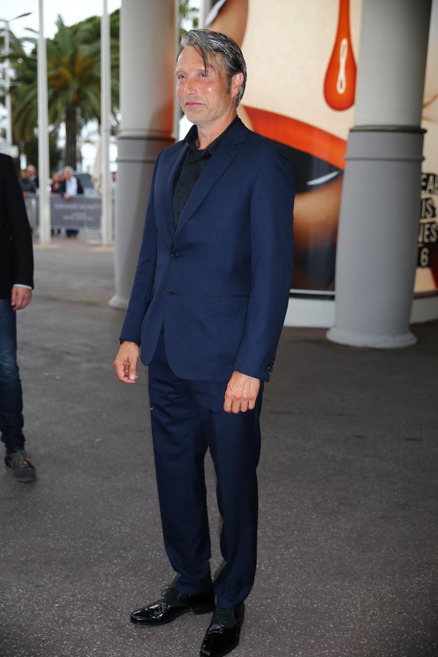 Mads Mikkelsen hat sich hingegen schon frisch aus dem Ei gepellt.