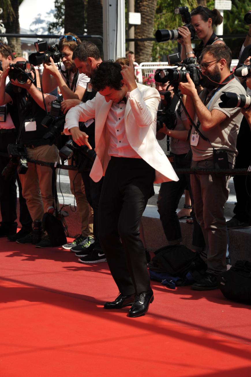 Einfach gute Laune oder doch andere Substanzen im Spiel? Shia LaBeouf macht ein Tänzchen auf dem Red Carpet.