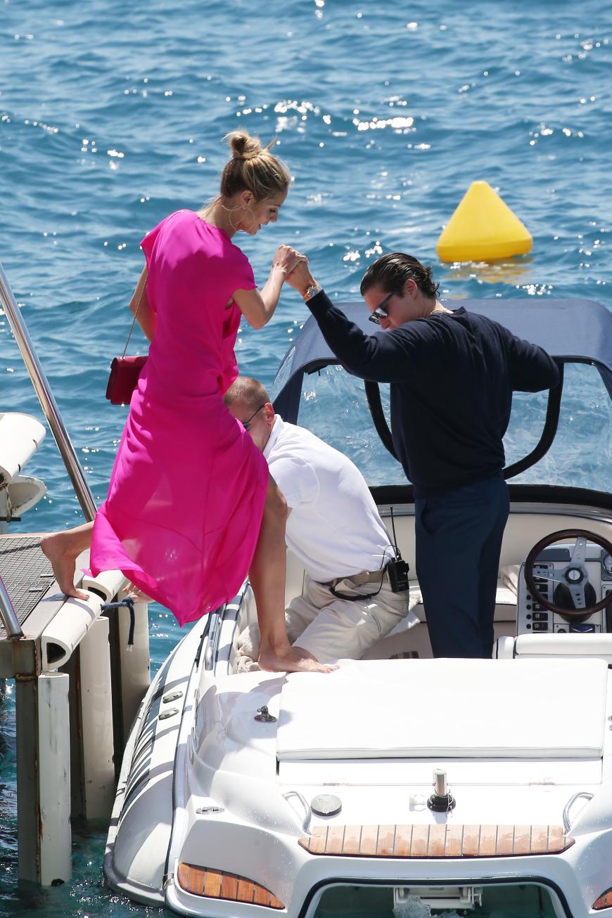 Modelmama Heidi Klum ist nach dem GNTM-Finale auch in Cannes angekommen. Ganz Gentleman-like hilft ihr Lover Vito Schnabel erst aufs Boot, ...