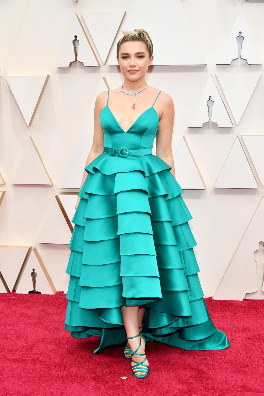 Den Look von Florence Pugh hingegen finden wir umwerfend! Das Satin-Kleid mit Gürtel von Louis Vuitton stand der Schauspielerin einfach super.