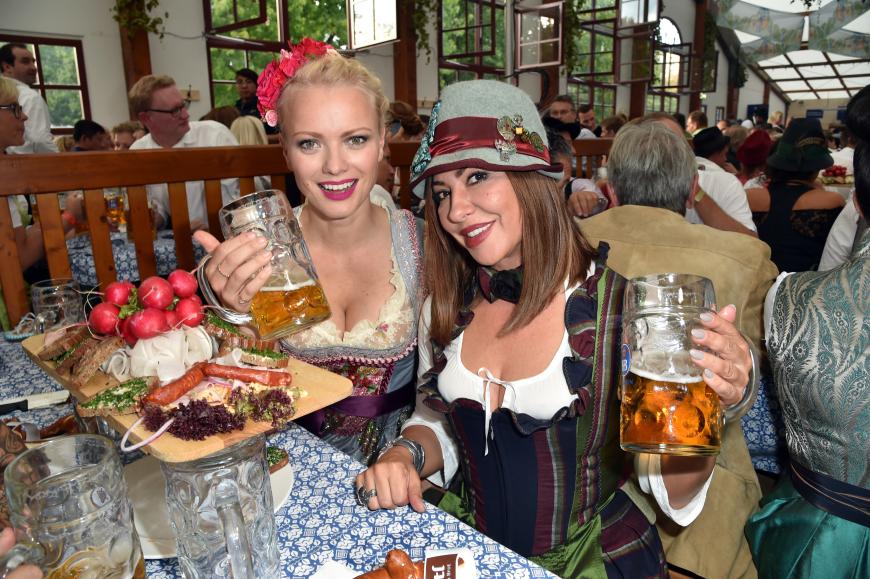 Model Franziska Knuppe und Schauspielerin Simone Thomalla heben gern einen zusammen.