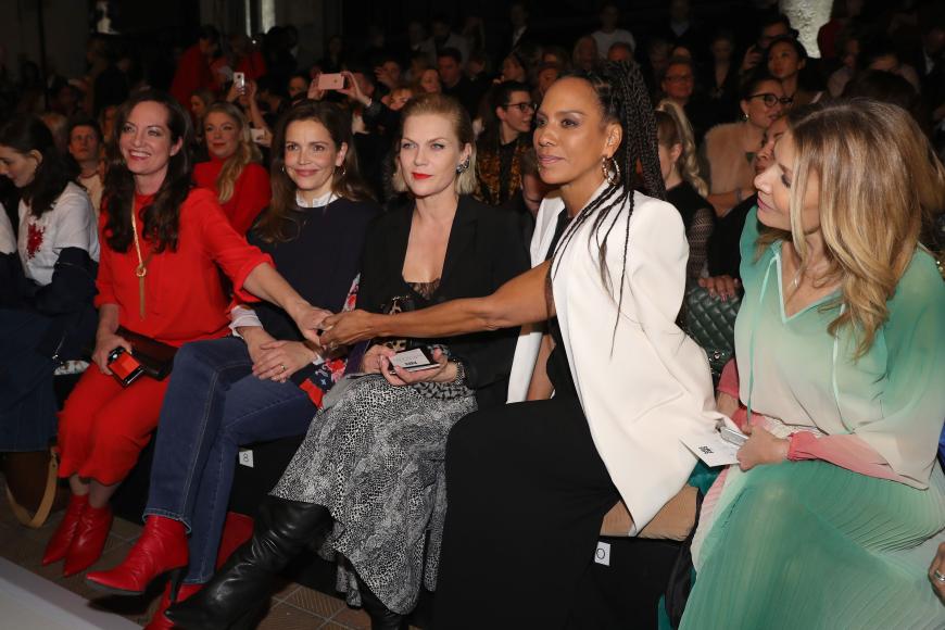 Bei der Show von Riani nahmen (v.l.) Natalia Woerner, Rebecca Immanuel, Anna Loos, Barbara Becker und Ursula Karven in der ersten Reihe Platz.