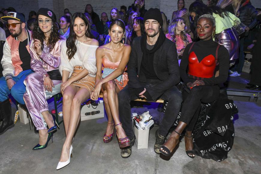 Promi-Alarm in der Front Row: (v.l.) Jasmin Wagner, Johanna Klum, Cathy Hummels, Thomas Hayo und Nikeata Thompson.