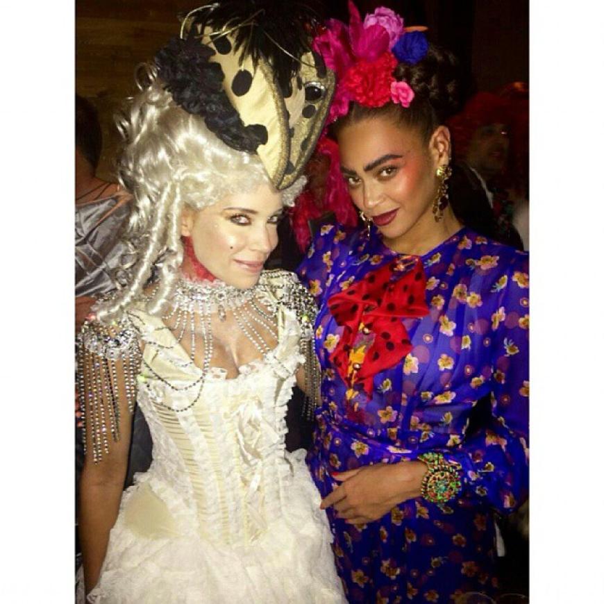 Wow! Sylvie Meis feierte als Marie Antoinette verkleidet mit Beyoncé Knowles als Frida Kahlo