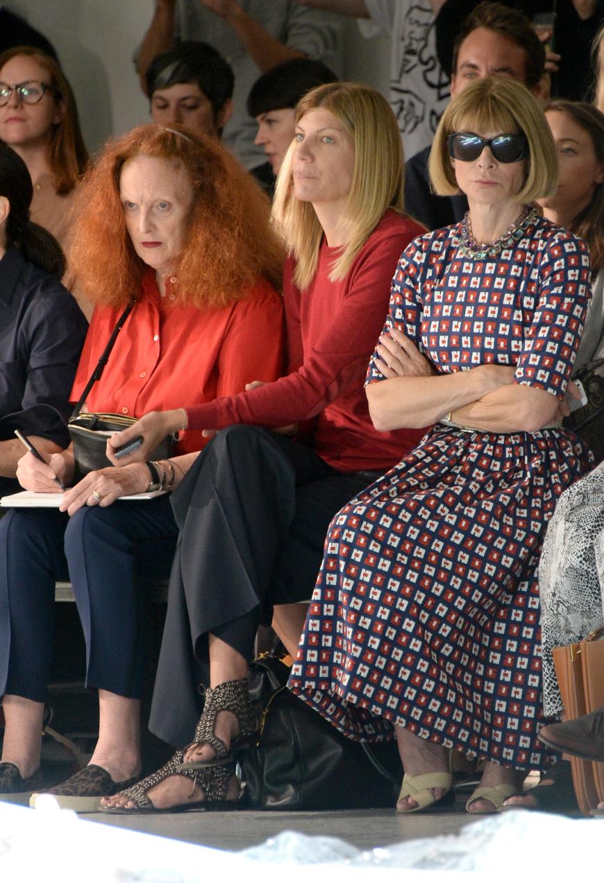 Vogue Chefin Anna Wintour mit ihren Kolleginnen Grace Coddington und Virginia Smith bei der Rodarte Show