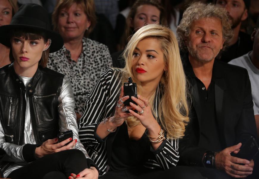 Rita Ora fotografiert ihre Lieblings-Looks bei der Diesel Black Gold Show