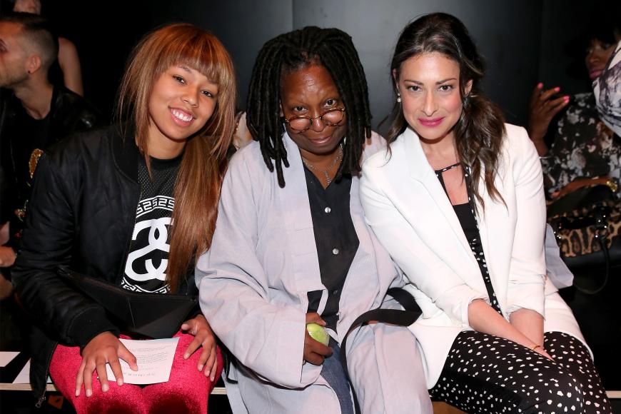 Whoopi Goldberg sitzt mit Jerzey Dean und Stacy London in der Front Row bei der Skingraft Show