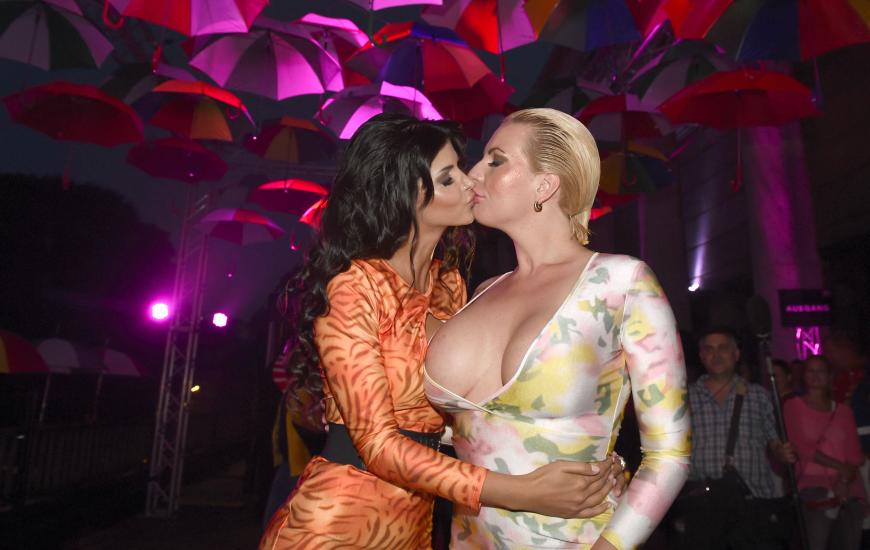 Micaela und Nicole Neukirch amüsieren sich