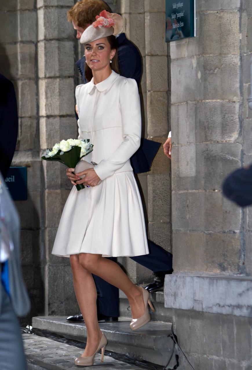 Kate im cremefarbenen Mantelkleid bei ihrem Besuch in Belgien.