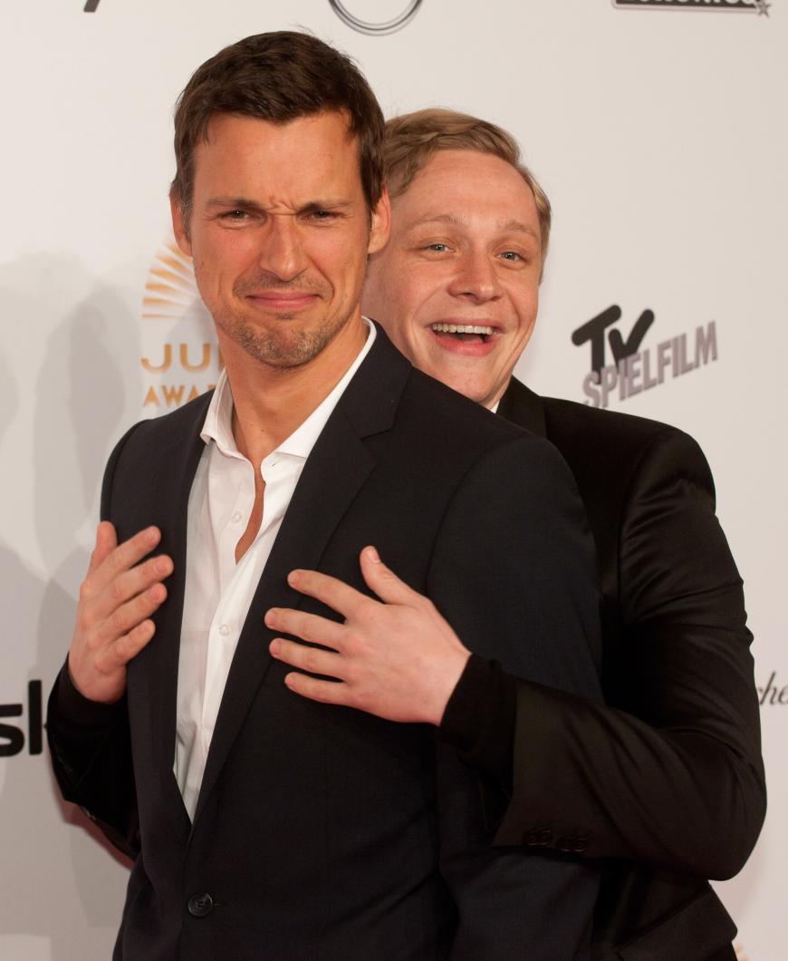 Matthias Schweighöfer kann am Red Carpet die Finger nicht von unserem Geburtstagskind Florian David Fitz lassen. Irgendwie verständlich, oder?