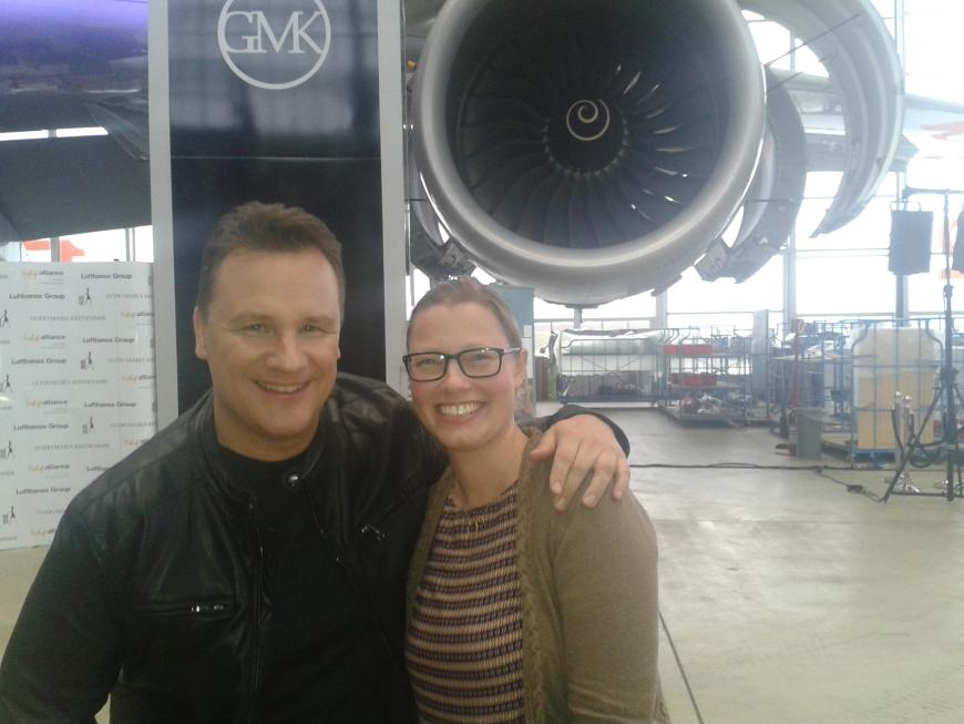 Er ist in echt genauso nett wie im Fernsehen: OK!-Redakteurin Anja traf Guido Maria Kretschmer zum Interview unter einem großen Airbus am Hamburger Flughafen.