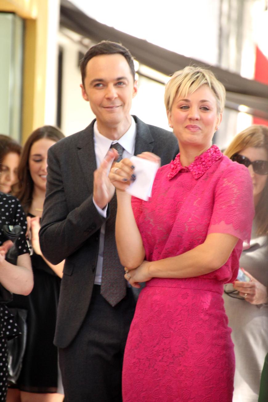 Kaley Cuoco mit Co-Star Jim Parsons, der sich riesig für sie freut