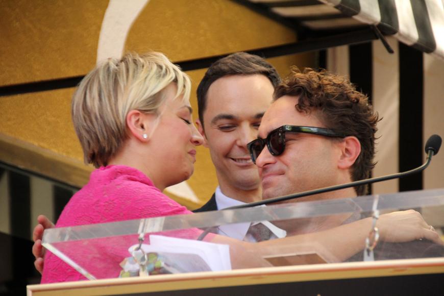 Auch Johnny Galecki (r.) gratuliert