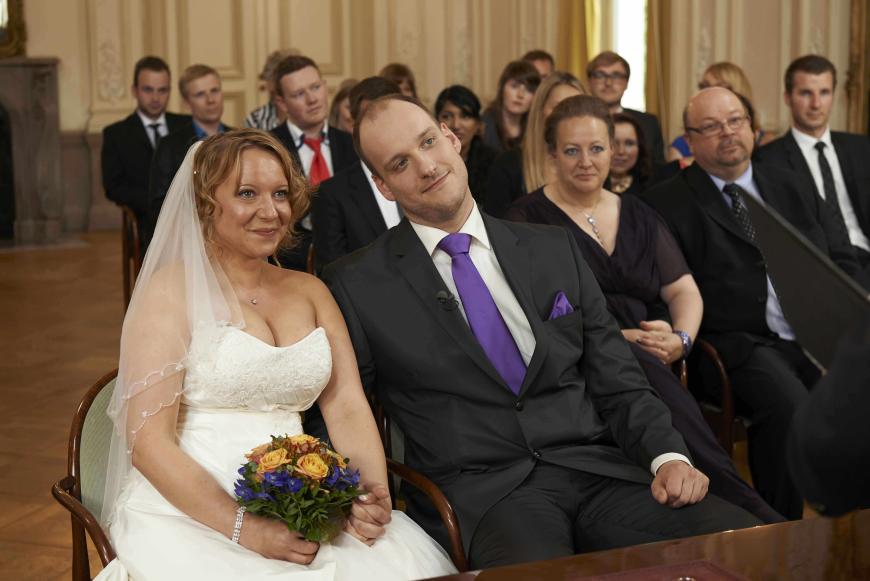 Oh happy day! Kennen sich nicht, aber egal: Bea und Tim heiraten!