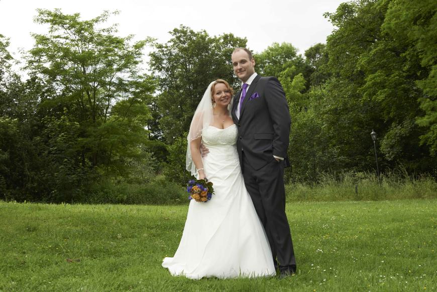 Der Rasen strahlt für den Hochzeitstag im perfekten Grün.