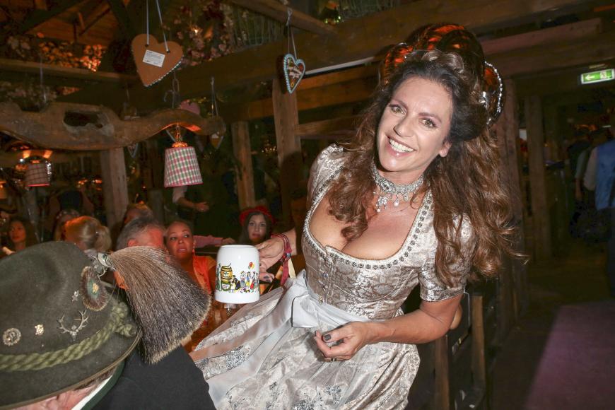 Christine Neubauer präsentiert im silbernen Dirndl ein üppiges Dekolleté