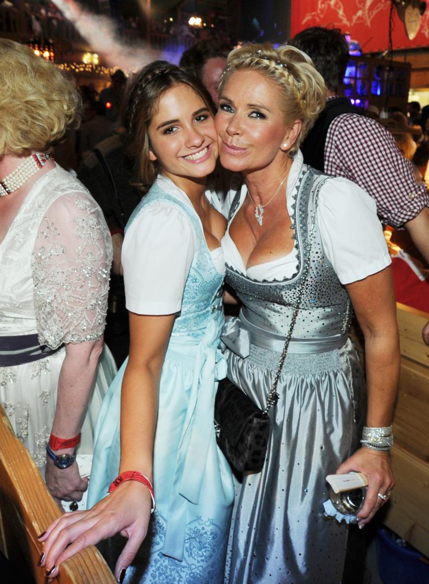 Süß! Claudia Effenberg ist mit ihrer Tochter Lucia zum Oktoberfest gekommen. Natürlich in farblich perfekt abgestimmten Dirndl