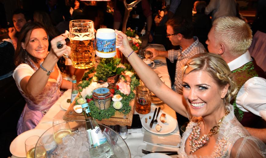 Prost! Simone Ballack und Jennifer Knäble (r) stoßen an