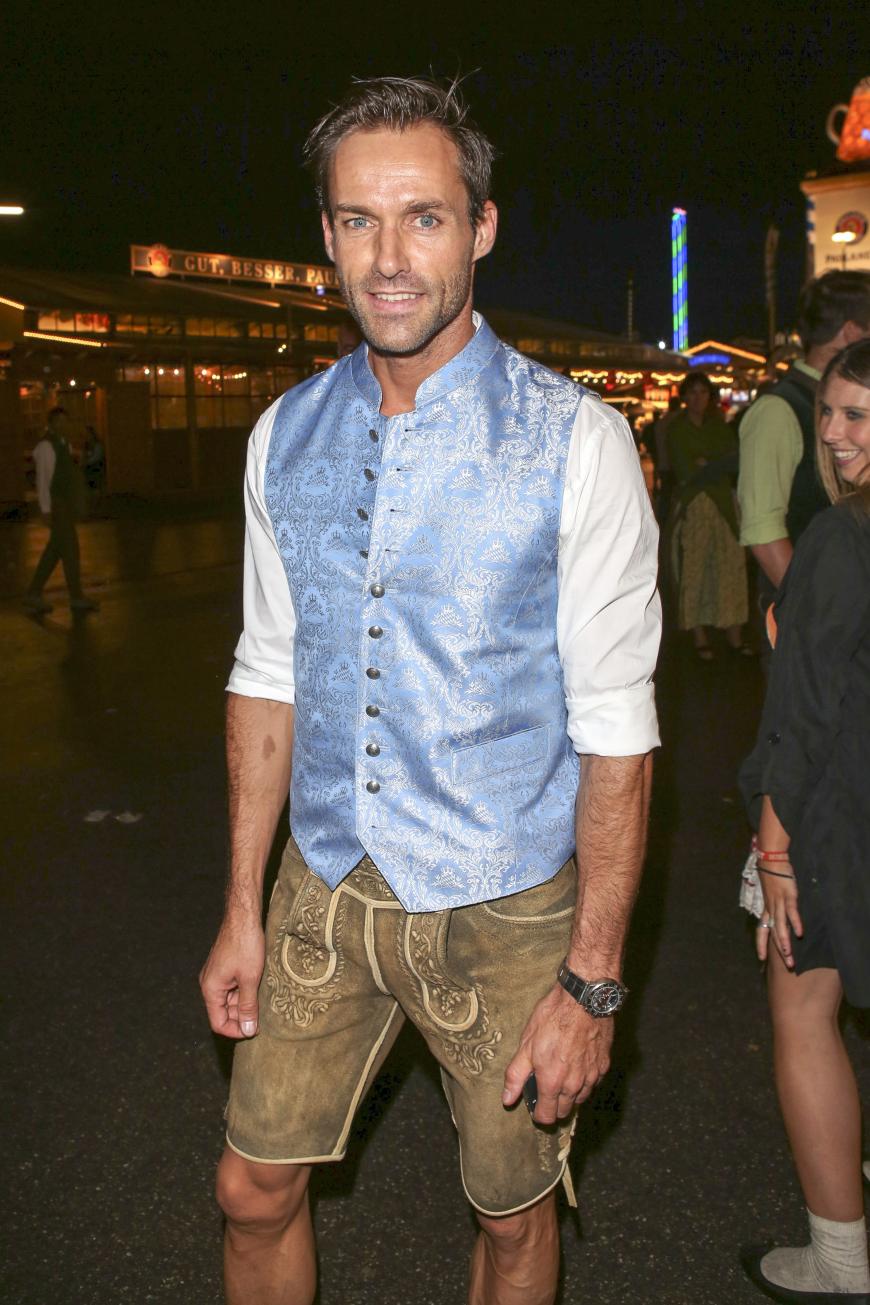 Ski-Star Sven Hannawald in flotten Lederhosen