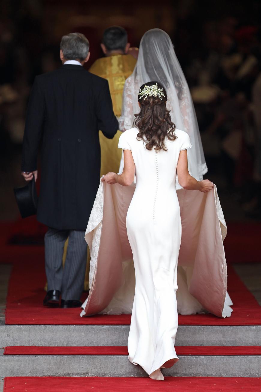 Am 29. April 2011 sollte eigentlich die Hochzeit von Kate Middleton, der heutigen Herzogin von Cambridge, und Prinz William im Vordergrund stehen. Alle Aufmerksamkeit war aber auf Kates Schwester Pippa gerichtet. In einem knallengen Kleid zeigte sie ihren kleinen Knackpo. Pippa geht regelmäßig Joggen und läuft auch mal beim Marathon mit