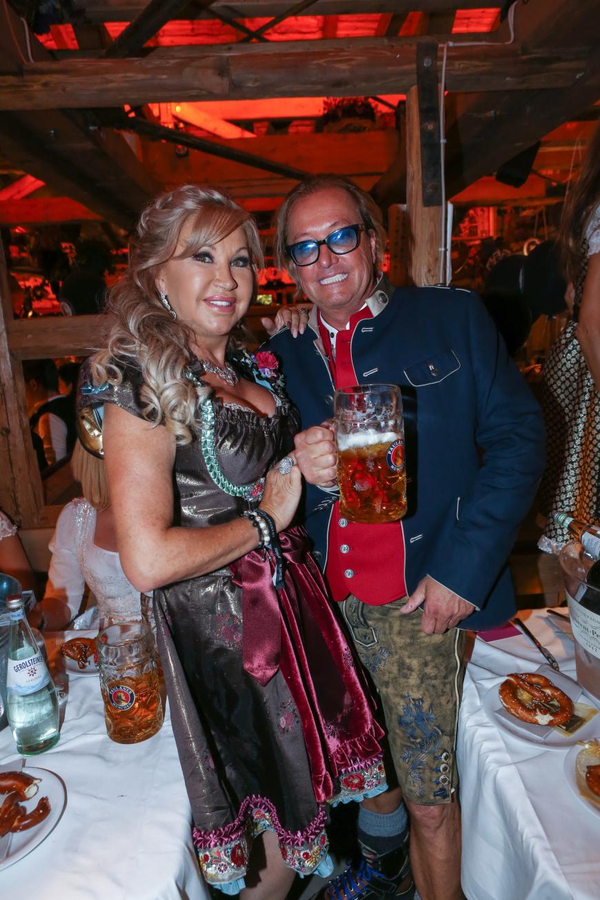 Ganz anders sieht das bei den Geissens aus! Robert und Carmen feiern den Wiesn-Auftakt und gönnen sich eine ordentliche Maß.