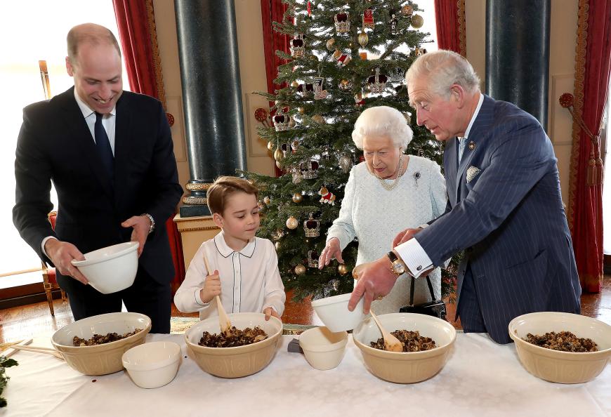 Die Organisation, die sich um Kriegsveteranen kümmert, will auf Einsamkeit der ehemaligen Soldaten aufmerksam machen. In 2020 feiert die Royal British Legion ihr 99-jähriges Bestehen und verteilt 99 Christmas Puddings an Veteranen. Vier davon von königlicher Hand gerührt. Die Royals trugen keine Schürzen für ihr Backvergnügen, sondern waren sehr feierlich gekleidet, Prinz George im weißen Hemd und karierter Hose. Die netten Backszenen wurde für die jährliche Weihnachtsansprache der Queen gefilmt.