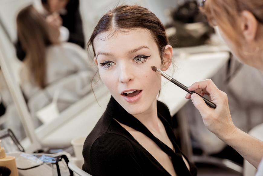 Ein Trend lässt sich auch bei der Show von Georges Hobeika wiedererkennen: Der Eyeliner.