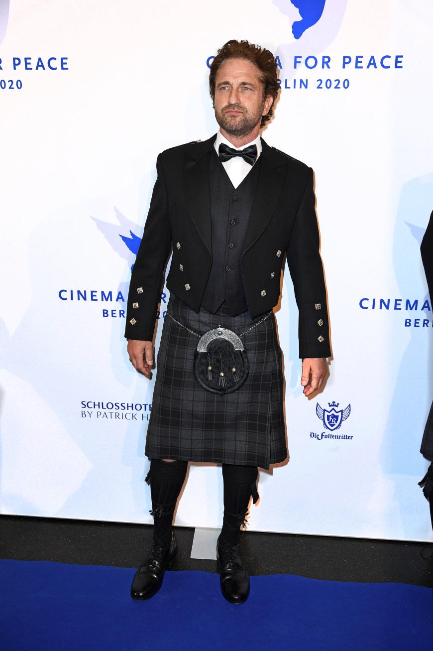 Wenn das nicht das coolste Berlinale-Outfit überhaupt ist, dann wissen wir auch nicht: Hollywood-Hottie Gerard Butler erschien in Schottenrock auf dem Red - oder besser gesagt Blue - Carpet.