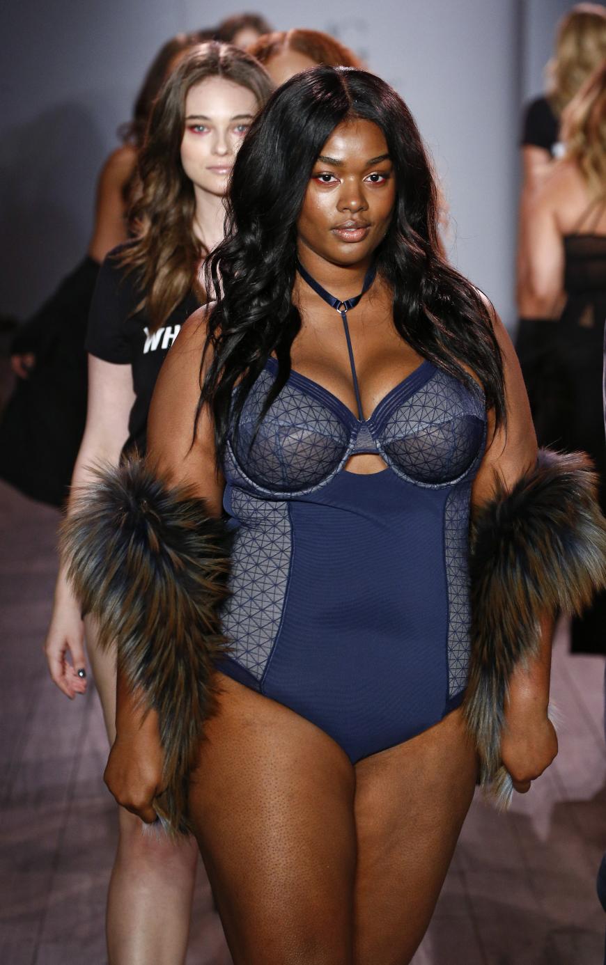 „Hauchdünne Stoffe, Creme, Spitze, Bondage – wir haben auch Hundehalsbänder für die Freaks zu Hause“: So fasst Ashley Graham die Bandbreite ihrer aktuellen Dessous-Kollektion zusammen.